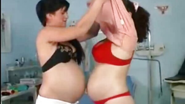 شلخته با موهای بالیود سکس قرمز ته درشت شکافش را روی یک دوربین عکاسی می‌کند