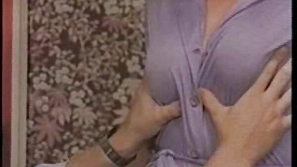 جوجه غنیمت بزرگ آلیسون تایلر روی مبل لعنت فیلم هندی سکی می‌کشد