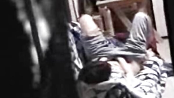 MILF جذاب در لباس زیر زنانه قرمز وسوسه دوربین مخفی سکسی هندی انگیز داشتن رابطه جنسی پرشور روی دوربین است