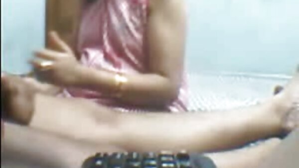 بلوندی سوپر سکسی هندی لولی اسمال به دلیل اسباب بازی جنسی مورد علاقه اش نمی تواند روی مطالعه تمرکز کند