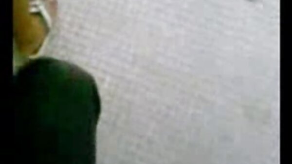 خیره کننده مو سکس کوس هندی قرمز سوار بر دیک سخت پیرمرد در ژست دختر گاوچران معکوس